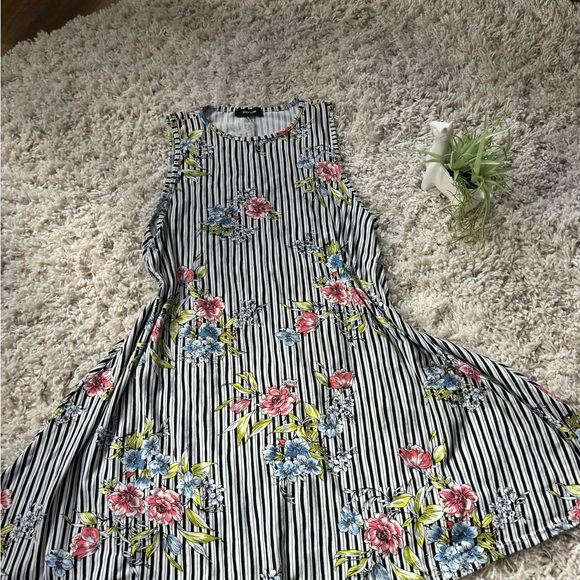 Black and white striped floral dress with a scoop neck and short sleeves - Picture 2 of 4